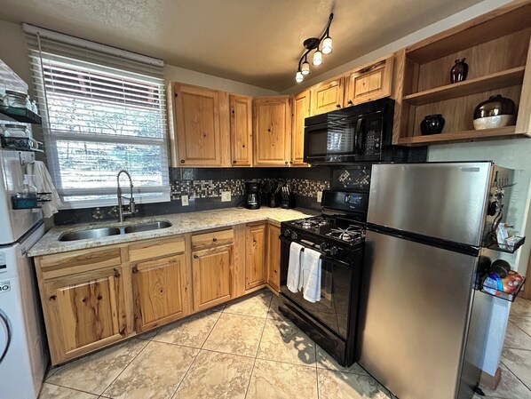 Private kitchen - Cozy 2-bedroom cabin in beautiful Lakeside with AC/heat (Lakeside)