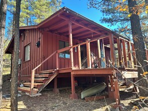 Exterior - Cozy 2-bedroom cabin in beautiful Lakeside with AC/heat (Lakeside)