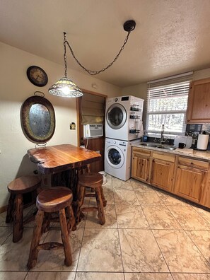 Dining - Cozy 2-bedroom cabin in beautiful Lakeside with AC/heat (Lakeside)