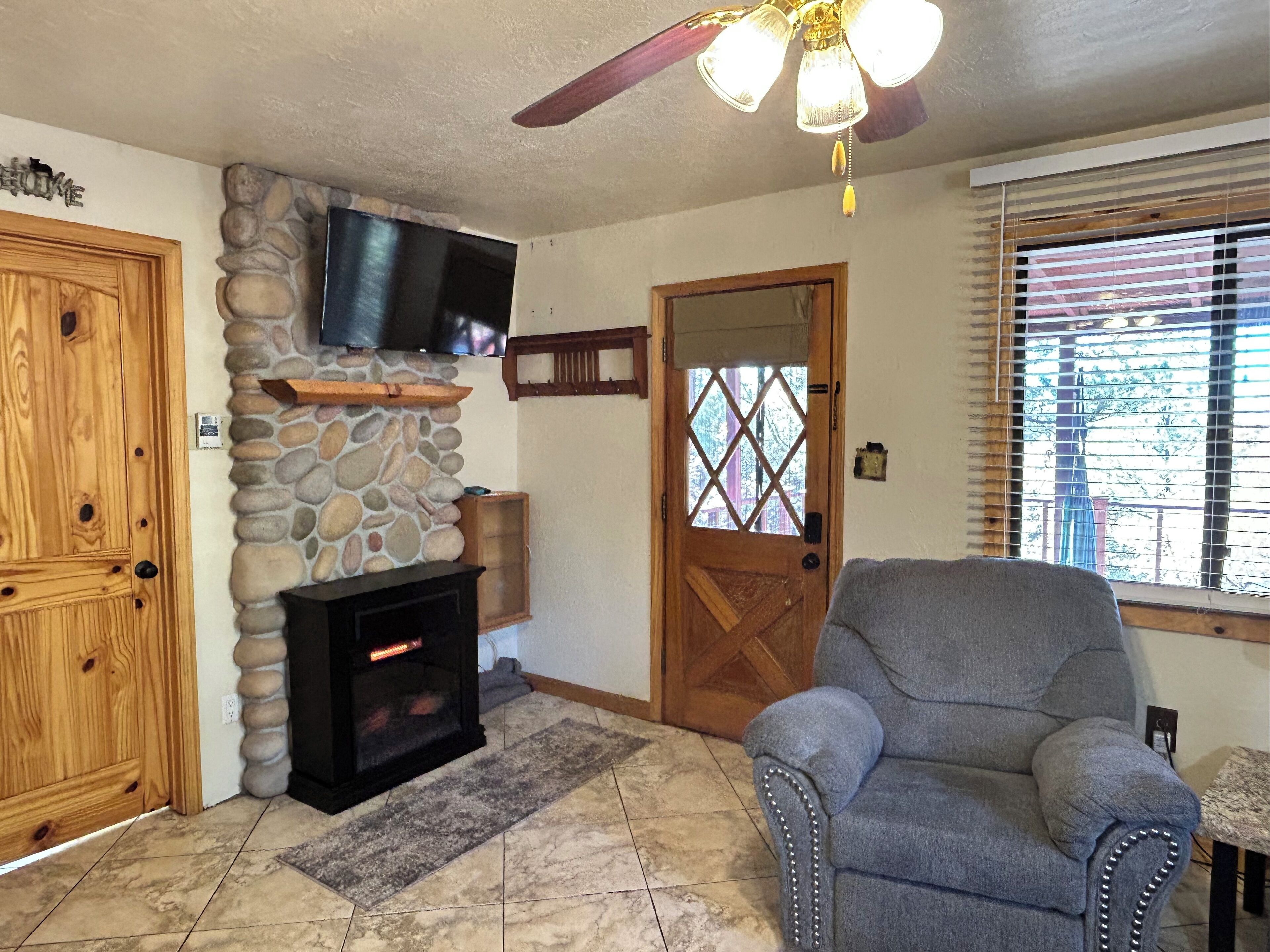 智能电视、壁炉、书