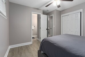 Iron/ironing board, WiFi, bed sheets - updated 3BR OP Quick Highway access/ fenced yard (Overland Park)