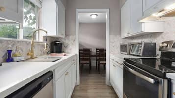 Coffee/tea maker, fridge, microwave, oven