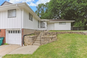 Exterior - updated 3BR OP Quick Highway access/ fenced yard (Overland Park)