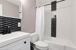 Shower, hair dryer, towels, soap - updated 3BR OP Quick Highway access/ fenced yard (Overland Park)