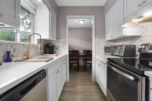 Private kitchen - updated 3BR OP Quick Highway access/ fenced yard (Overland Park)