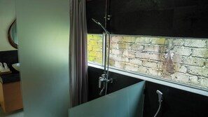 Kamer, uitzicht op zwembad | Badkamer | Een douche, gratis toiletartikelen, een haardroger, badjassen