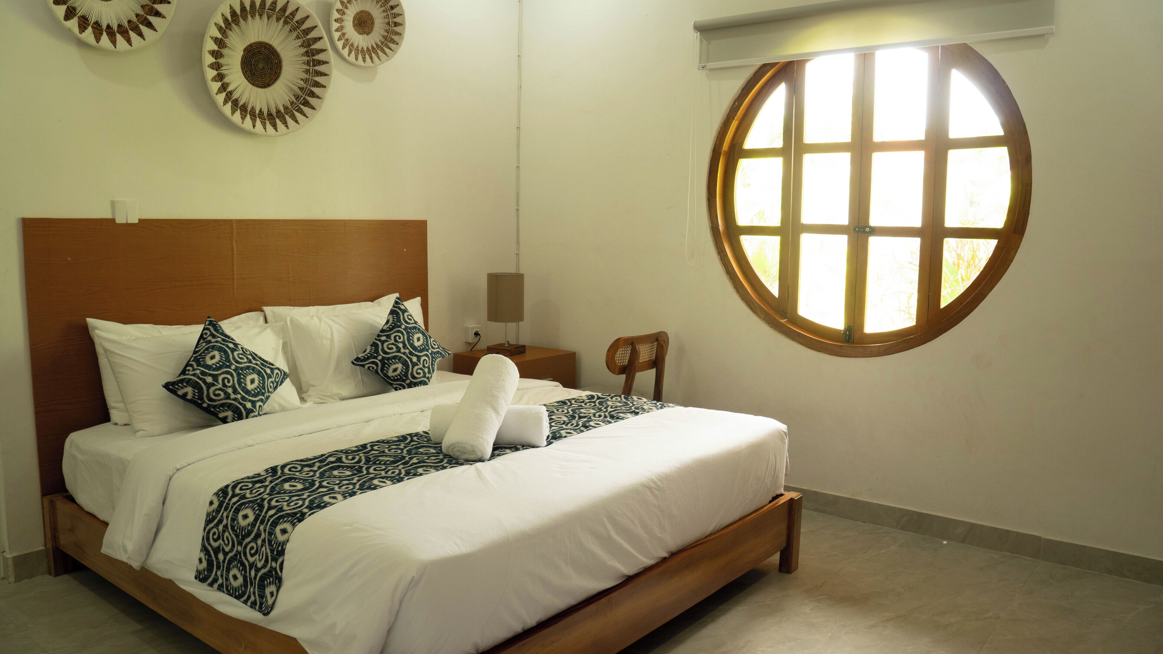 Chambre, vue sur la piscine | Coffre-fort, bureau, fer et planche à repasser, accès au Wi-Fi (inclus)