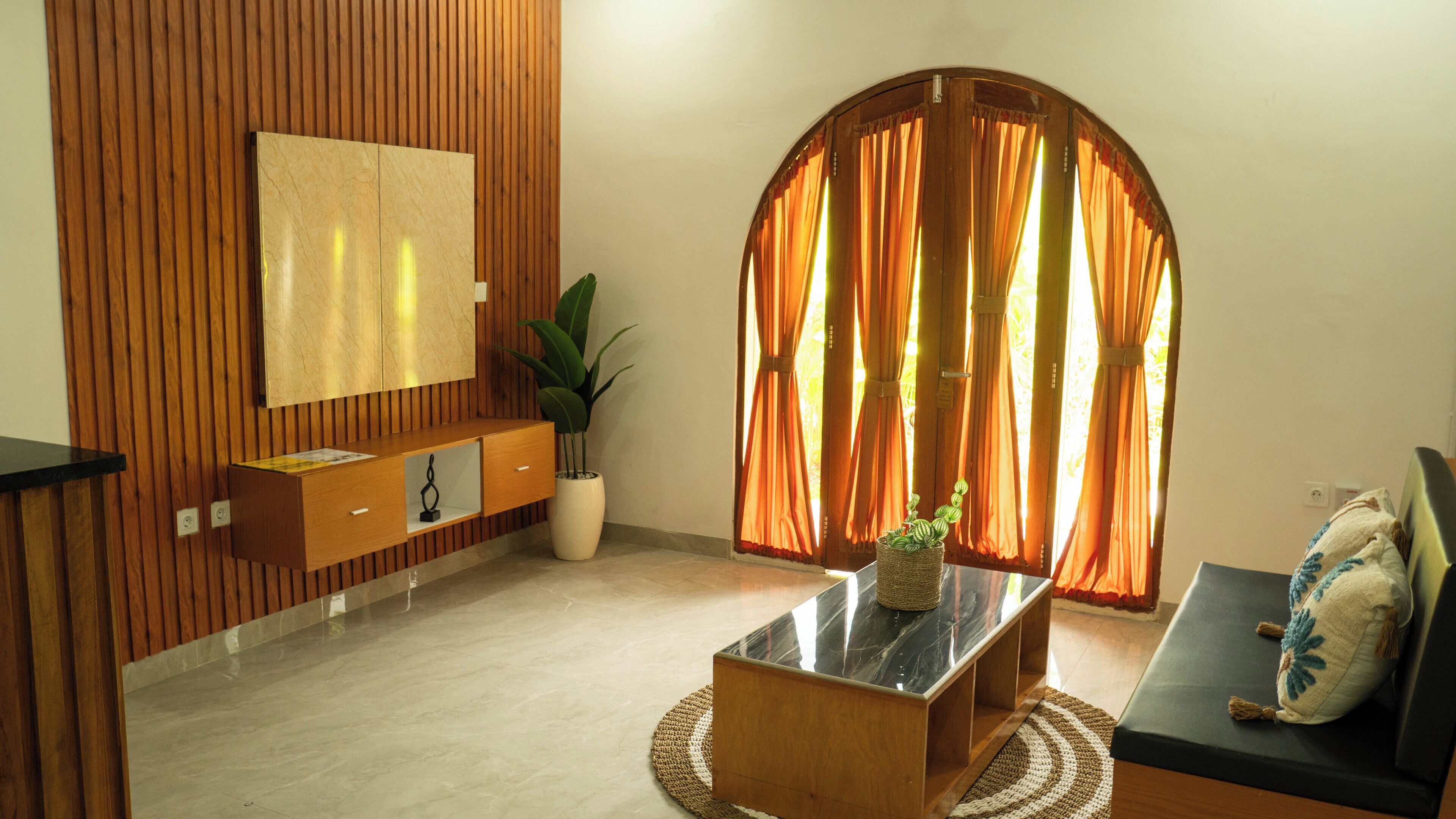 Kamar, pemandangan kolam renang | Brankas, meja kerja, setrika/meja setrika, dan Wi-Fi gratis