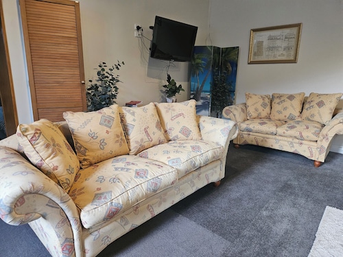 Spacious Family & Group Get- Away! Ideal for Tradies retreat, Golfers & Cyclists