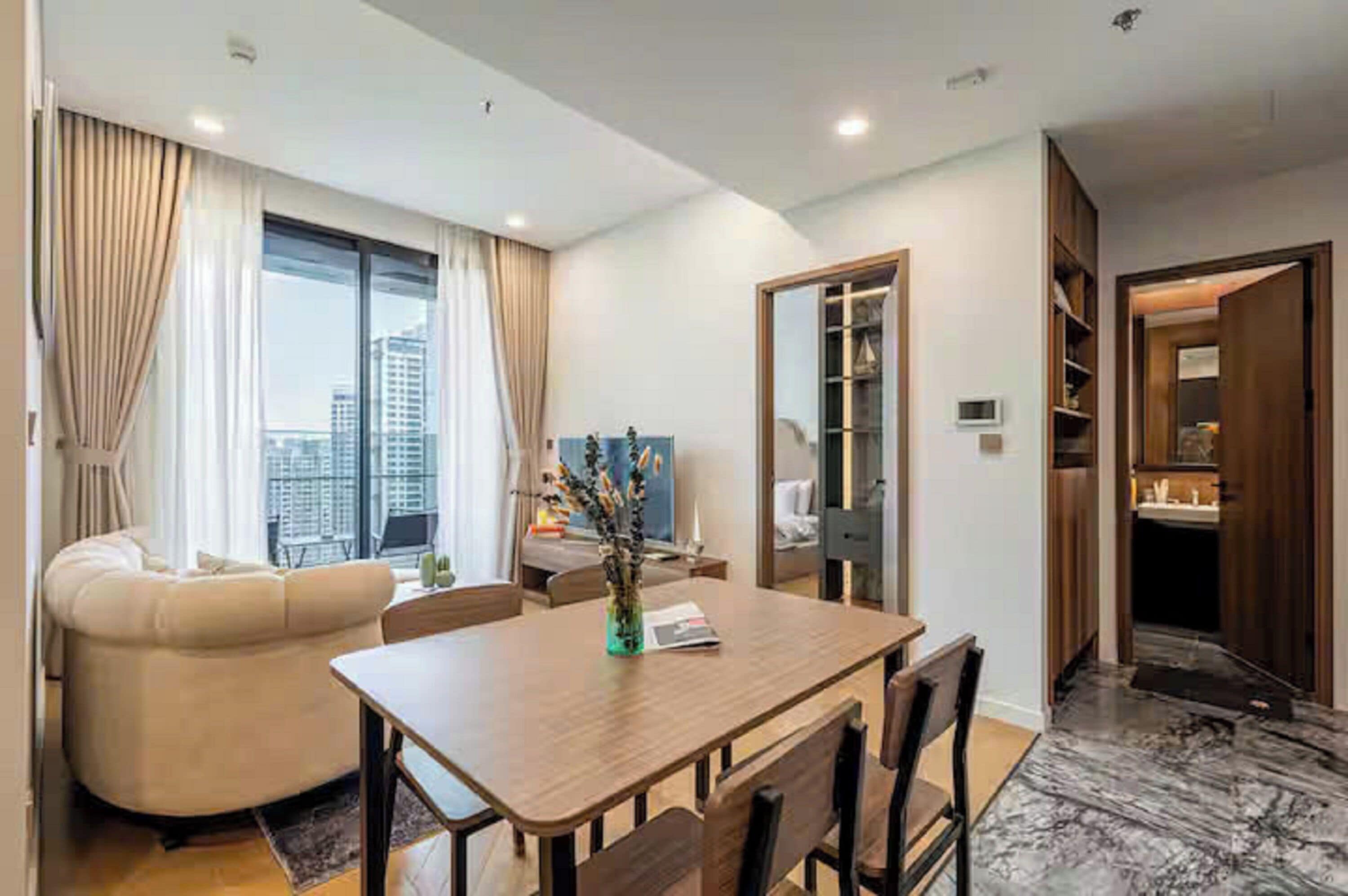 Grand Süit, 1 Yatak Odası, Club Dinlenme Salonu Girişi, Şehir Manzaralı | Mısır pamuklu çarşaf takımı, kaliteli yatak takımı, kuştüyü yorgan 