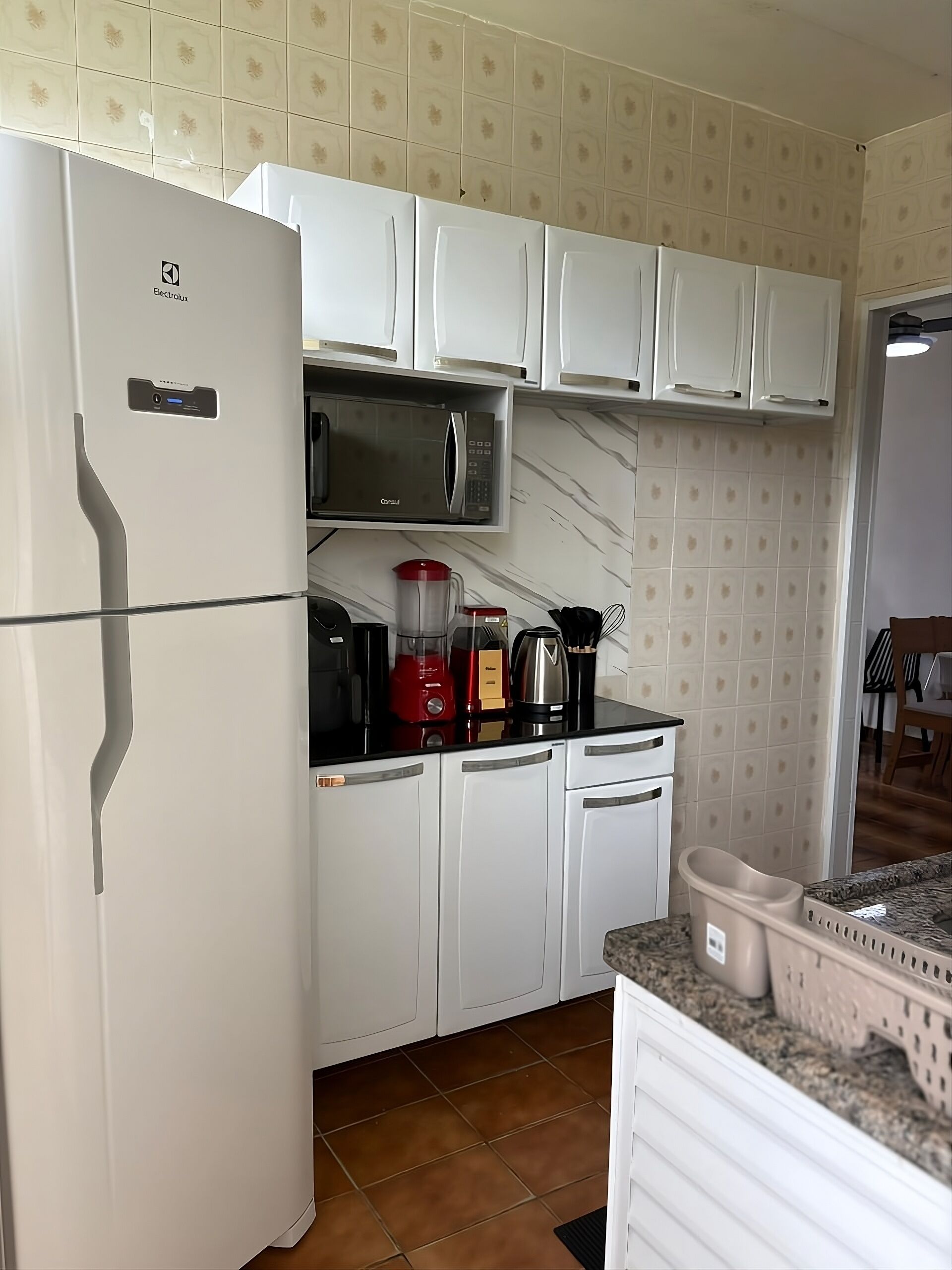 Geladeira, micro-ondas, cooktop, chaleira elétrica