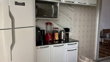 Geladeira, micro-ondas, cooktop, chaleira elétrica