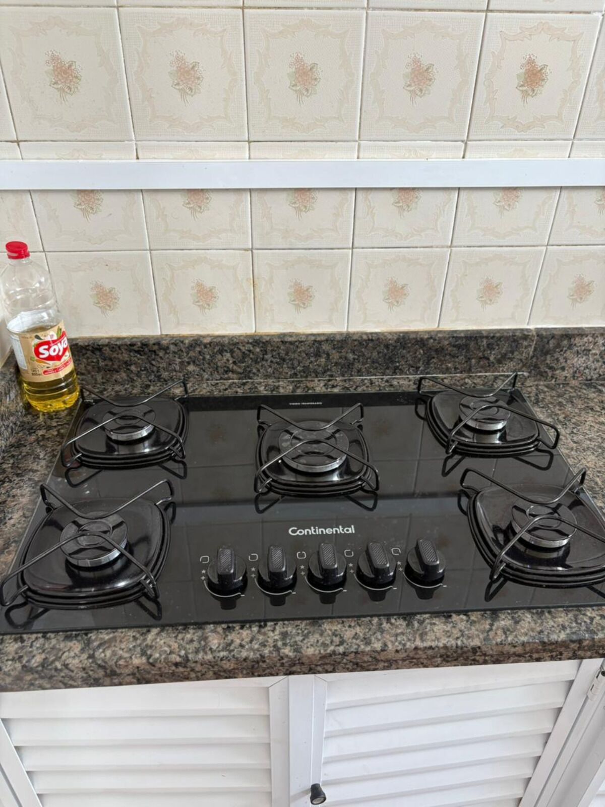 Een koelkast, een microgolfoven, een kookplaat, een waterkoker