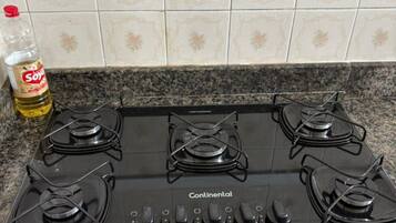 Een koelkast, een microgolfoven, een kookplaat, een waterkoker