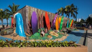 A beach-themed outdoor area with colorful surfboards and tropical plants. - Badaró's Beach Relax near the beach, 5 minutes from Mallet, shopping, and pet-friendly. (Praia Grande)