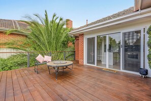 Outdoor dining - Bendigo Signature Accommodation on Ligar Street (Kennington)