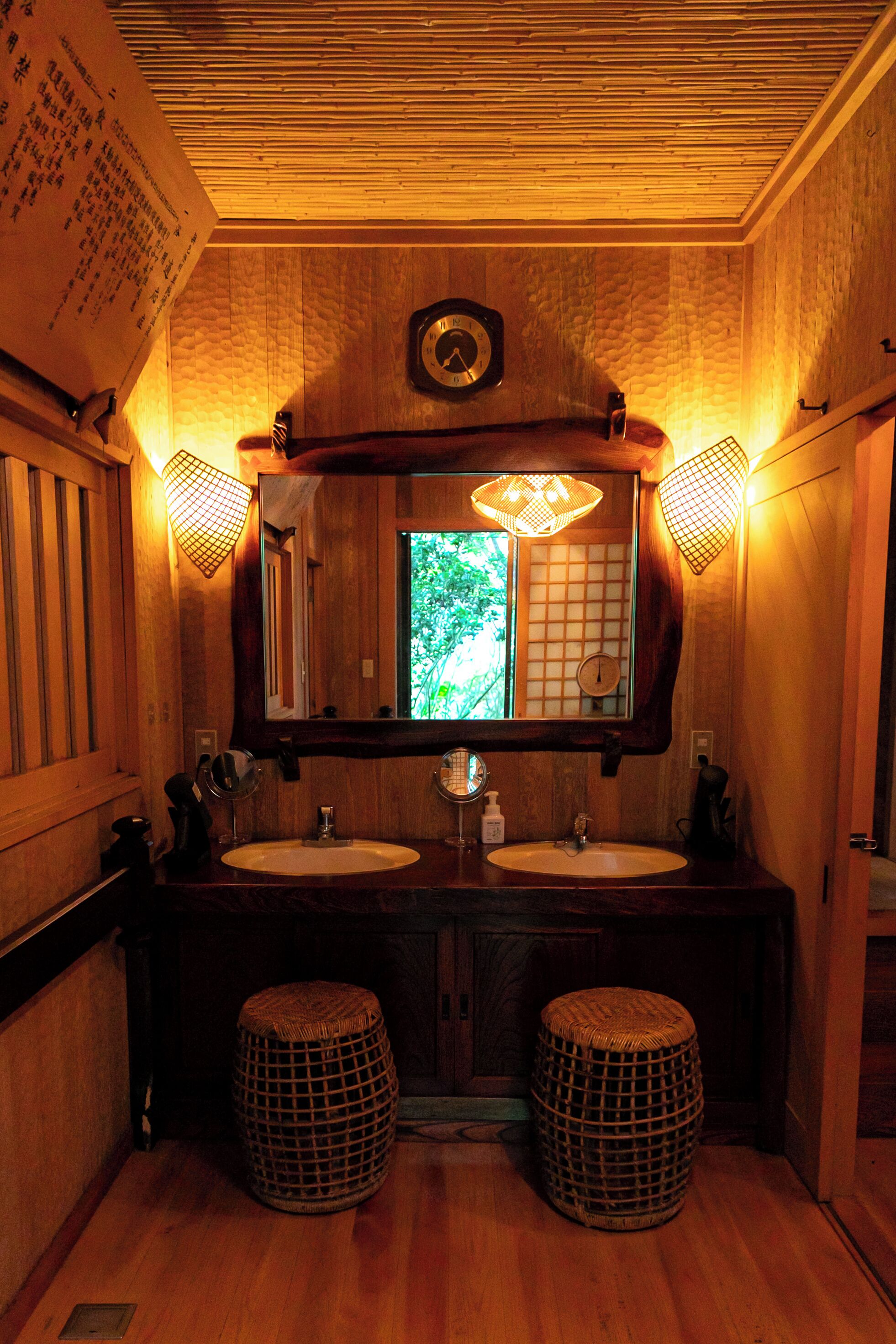 Hiustenkuivaaja, bidee, pyyhkeet, saippua