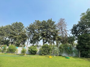 Property grounds - Spacious 6-bedroom farmhouse in Gurugram with AC for families and travellers. (Gurugram)