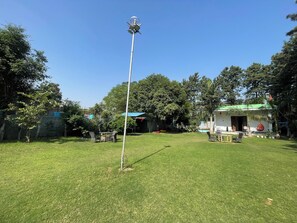 Property grounds - Spacious 6-bedroom farmhouse in Gurugram with AC for families and travellers. (Gurugram)