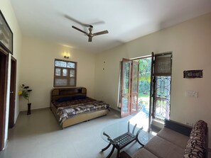 WiFi, bed sheets - Spacious 6-bedroom farmhouse in Gurugram with AC for families and travellers. (Gurugram)