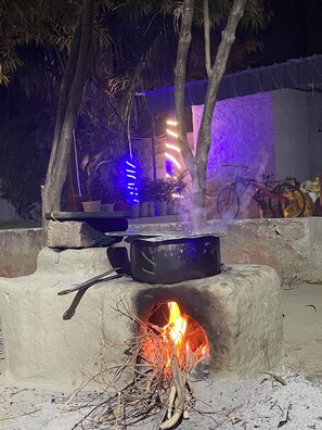 Property grounds - Spacious 6-bedroom farmhouse in Gurugram with AC for families and travellers. (Gurugram)