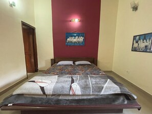 Room - Spacious 6-bedroom farmhouse in Gurugram with AC for families and travellers. (Gurugram)