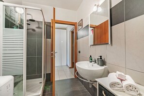 Shower, hair dryer, bidet, towels - Blu Oltrelago Pool & Lake, Leggiuno, Italy (Leggiuno)