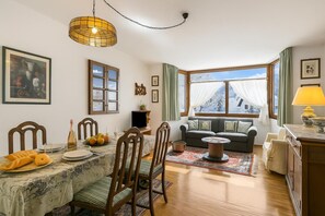Living and dining room - Appartamento Aricami with Balcony & Mountain View, Sestriere, Italy (Sestriere)