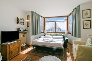 Living room - Appartamento Aricami with Balcony & Mountain View, Sestriere, Italy (Sestriere)