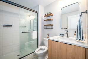 Shower, hair dryer, bidet, towels - OTR by TQL, Sleeps 3ppl, Lux King Bed, Paid Private Parking, Fast Wifi, 4th Fl (Cincinnati)