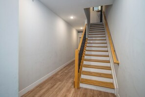 Interior - OTR by TQL, Sleeps 3ppl, Lux King Bed, Paid Private Parking, Fast Wifi, 4th Fl (Cincinnati)