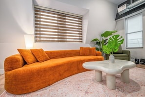 Smart TV - OTR by TQL, Sleeps 3ppl, Lux King Bed, Paid Private Parking, Fast Wifi, 4th Fl (Cincinnati)