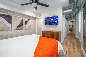 1 bedroom, desk, iron/ironing board, free WiFi - OTR by TQL, Sleeps 3ppl, Lux King Bed, Paid Private Parking, Fast Wifi, 4th Fl (Cincinnati)