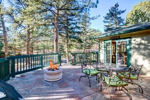 Outdoor dining - Pineview House- Great  Location With a Hot Tub! (Estes Park)