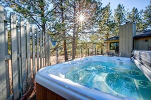 Outdoor spa tub - Pineview House- Great  Location With a Hot Tub! (Estes Park)