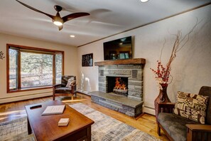 Interior - Pineview House- Great  Location With a Hot Tub! (Estes Park)
