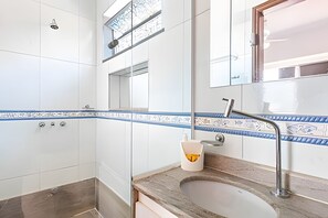 Căn hộ | Phòng tắm | Vòi sen/bồn tắm kết hợp, khăn tắm, xà phòng, dầu gội