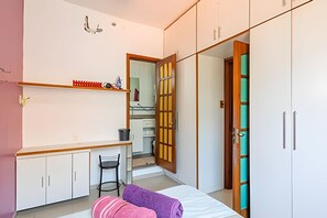 Bureau, espace de travail pour ordinateur portable, Wi-Fi gratuit