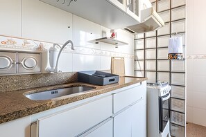 Appartamento | Cucina privata | Frigorifero con congelatore, microonde, forno
