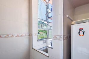 Full-size fridge, microwave, oven, cookware/dishes/utensils - Perto da Praia - Melhor Localização (Rio de Janeiro)