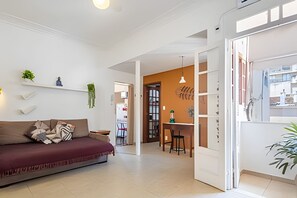 Apartment | Meja, ruang kerja komputer riba, Wi-fi percuma