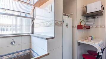 Full-sized fridge, microwave, oven, cookware/dishes/utensils