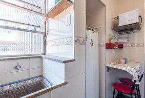 Full-size fridge, microwave, oven, cookware/dishes/utensils - Perto da Praia - Melhor Localização (Rio de Janeiro)