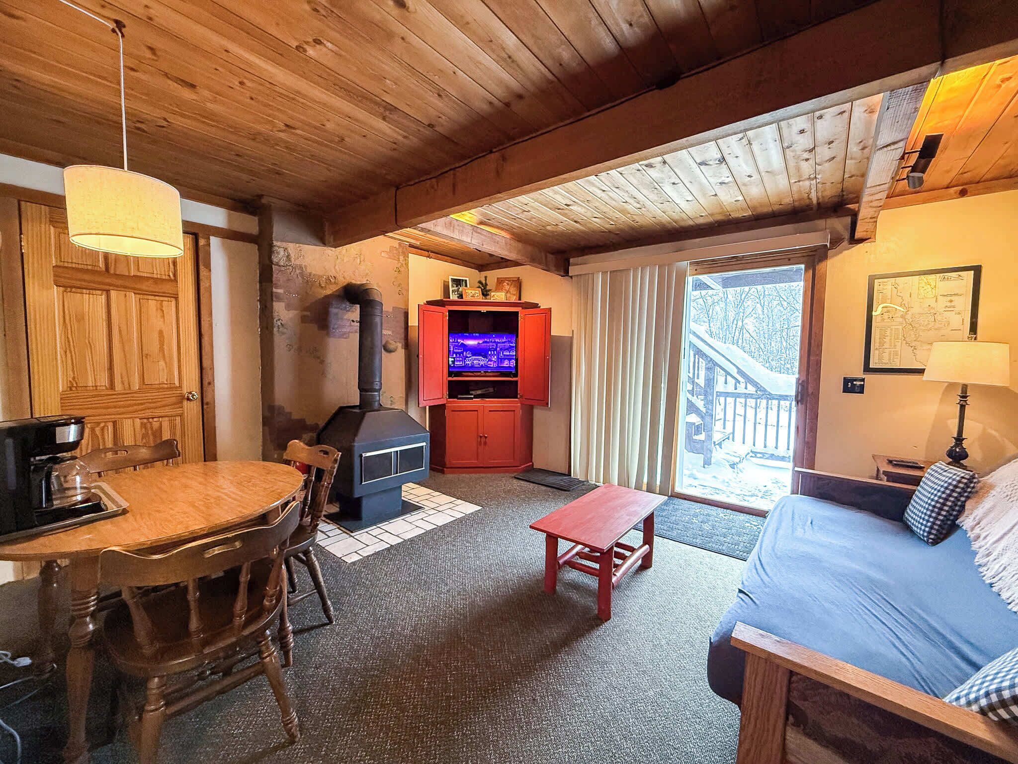 Fernseher, Kamin, DVD-Player