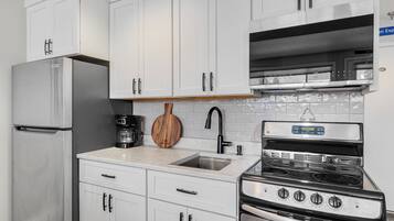 冷蔵庫、電子レンジ、オーブン、コンロ