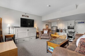 TV, table tennis - Brookside II B-208 Sunday River Ski in Ski Out Condo (Newry)