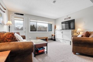 TV, table tennis - Brookside II B-208 Sunday River Ski in Ski Out Condo (Newry)