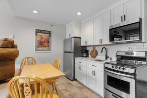 Fridge, microwave, oven, stovetop - Brookside II B-208 Sunday River Ski in Ski Out Condo (Newry)