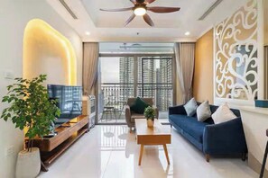 Suite familiar, 3 habitaciones, con acceso al salón lounge del club, vista a la ciudad | Caja de seguridad en la habitación y decoración personalizada