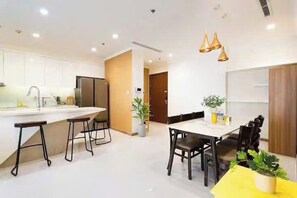 家庭套房, 3 間臥室, 可使用俱樂部酒廊, 城市景 | 房內夾萬、獨特設計、獨特裝修、書桌